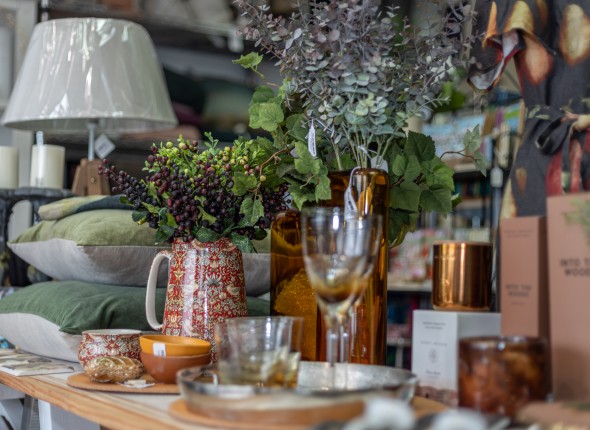 Wine-glass-flowers-on-table