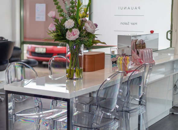 chairs-and-table-with-flowers