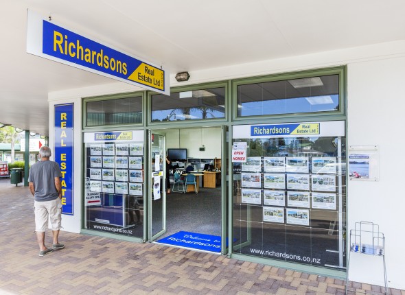 Richardsons pauanui shop